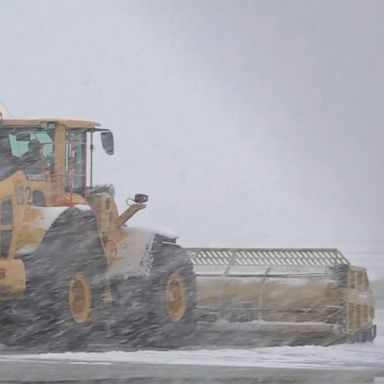 VIDEO: Michigan under winter storm warning as snow piles up