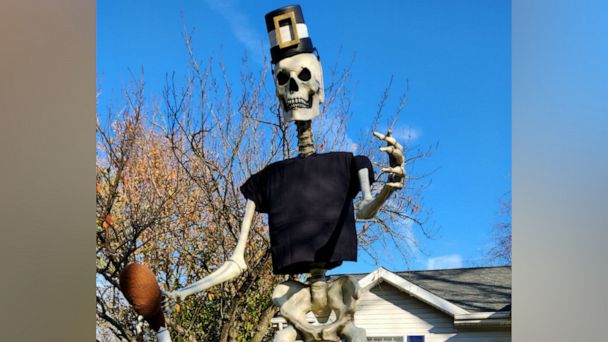 How to Easily Pose Cheap Halloween Skeletons in the Yard | Halloween yard  displays, Halloween skeletons, Halloween outside
