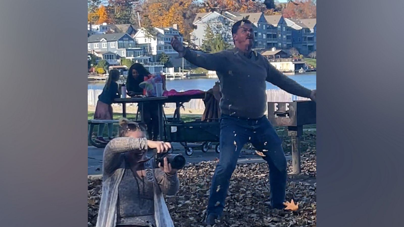 VIDEO: Dad brings out all the energy to get kids to smile in Christmas photos