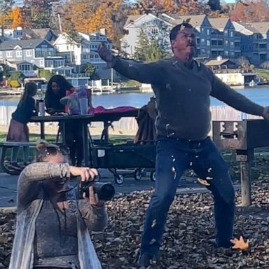 VIDEO: Dad brings out all the energy to get kids to smile in Christmas photos