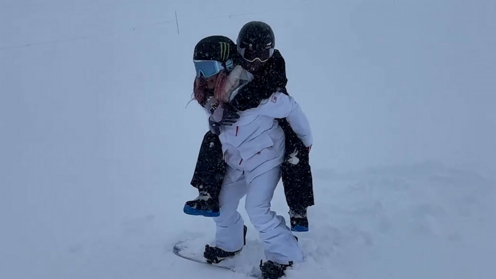 VIDEO: Olympic gold medalist Chloe Kim helps snowboarder in need