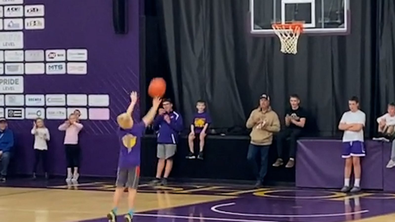 VIDEO: 7th grade student wins $10,000 cash prize after scoring several basketball shots