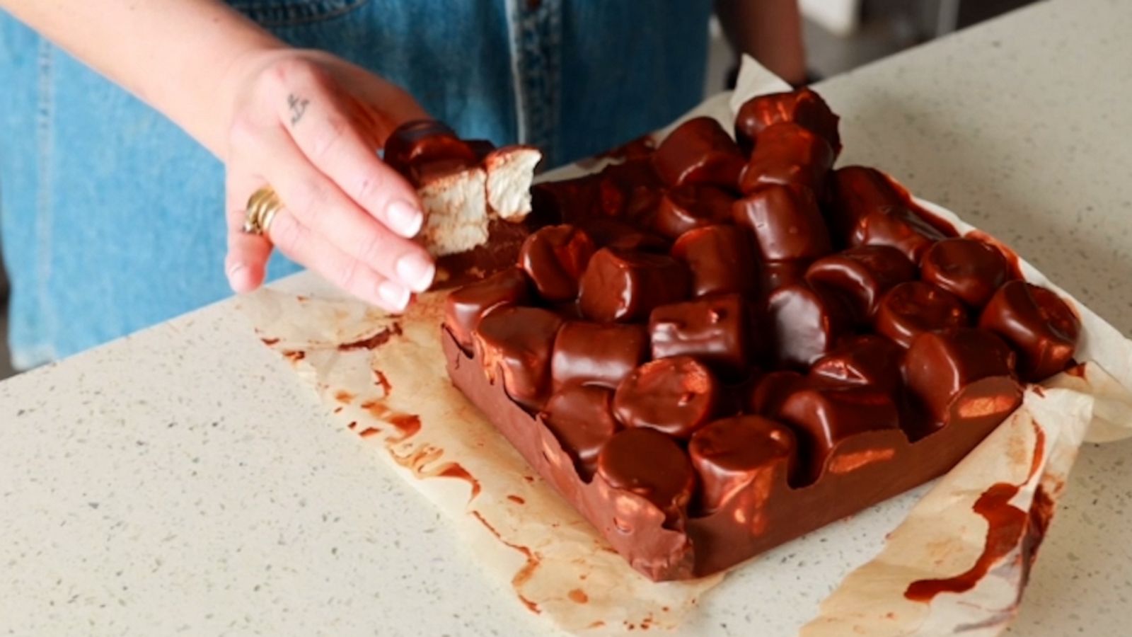 VIDEO: Make these chocolatey peanut butter marshmallow bars at home