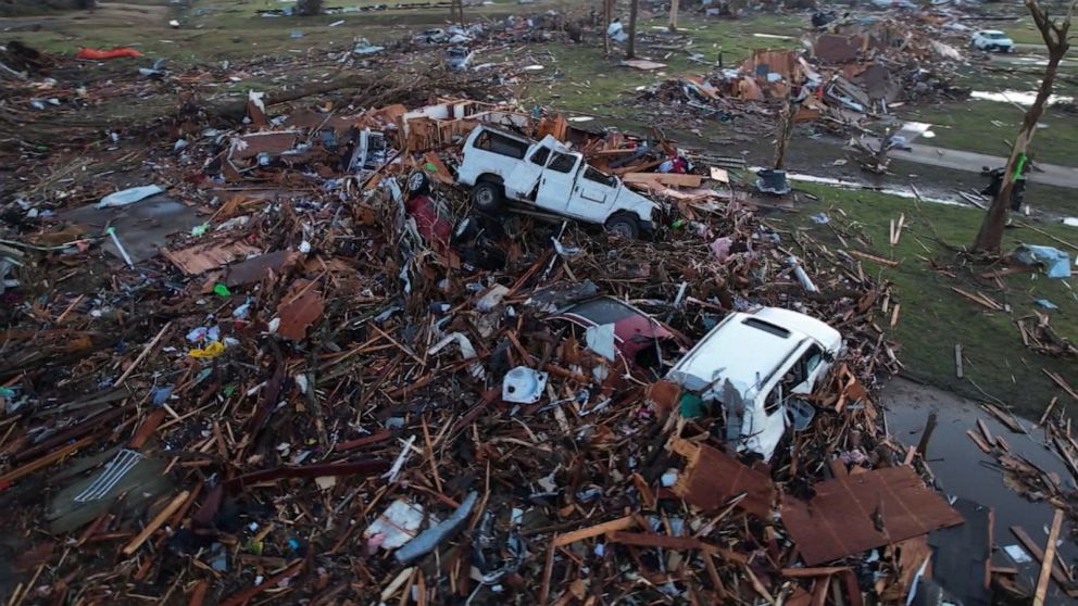 Video Theater roof collapses in Illinois from severe weather - ABC News