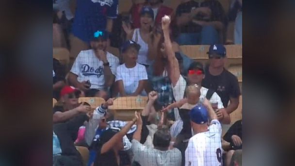 Dad makes unbelievable foul ball catch at the Dodgers game holding a baby  and a beer - Good Morning America