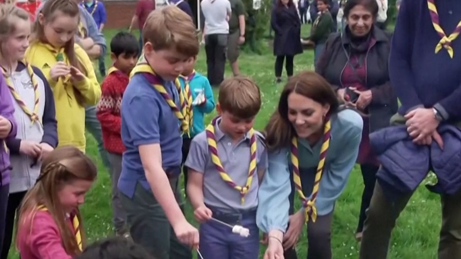 VIDEO: Prince Louis and Prince George enjoy s’mores at coronation volunteer event