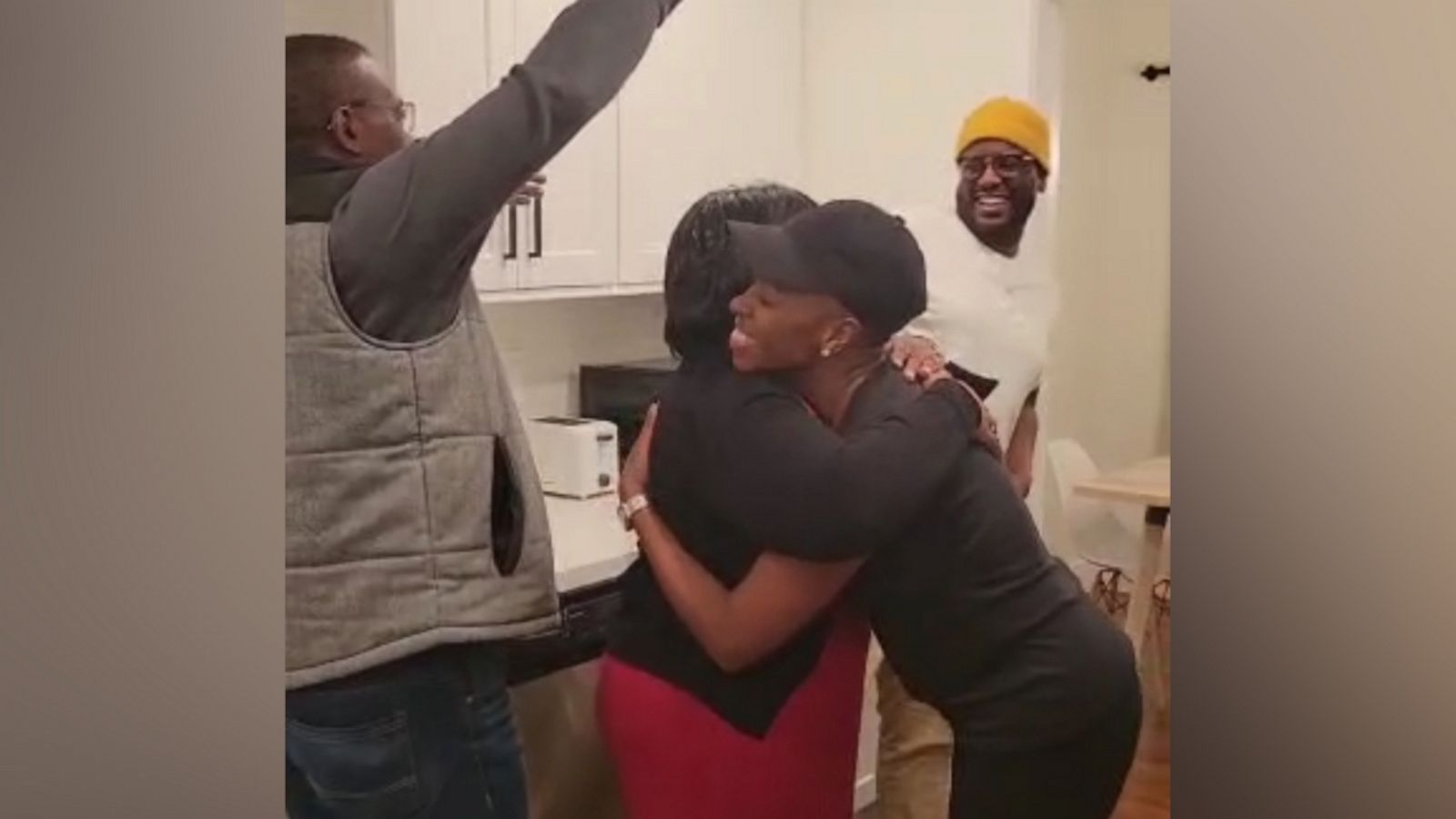 VIDEO: Daughter pranks mom with hilarious 'bun in the oven' pregnancy announcement