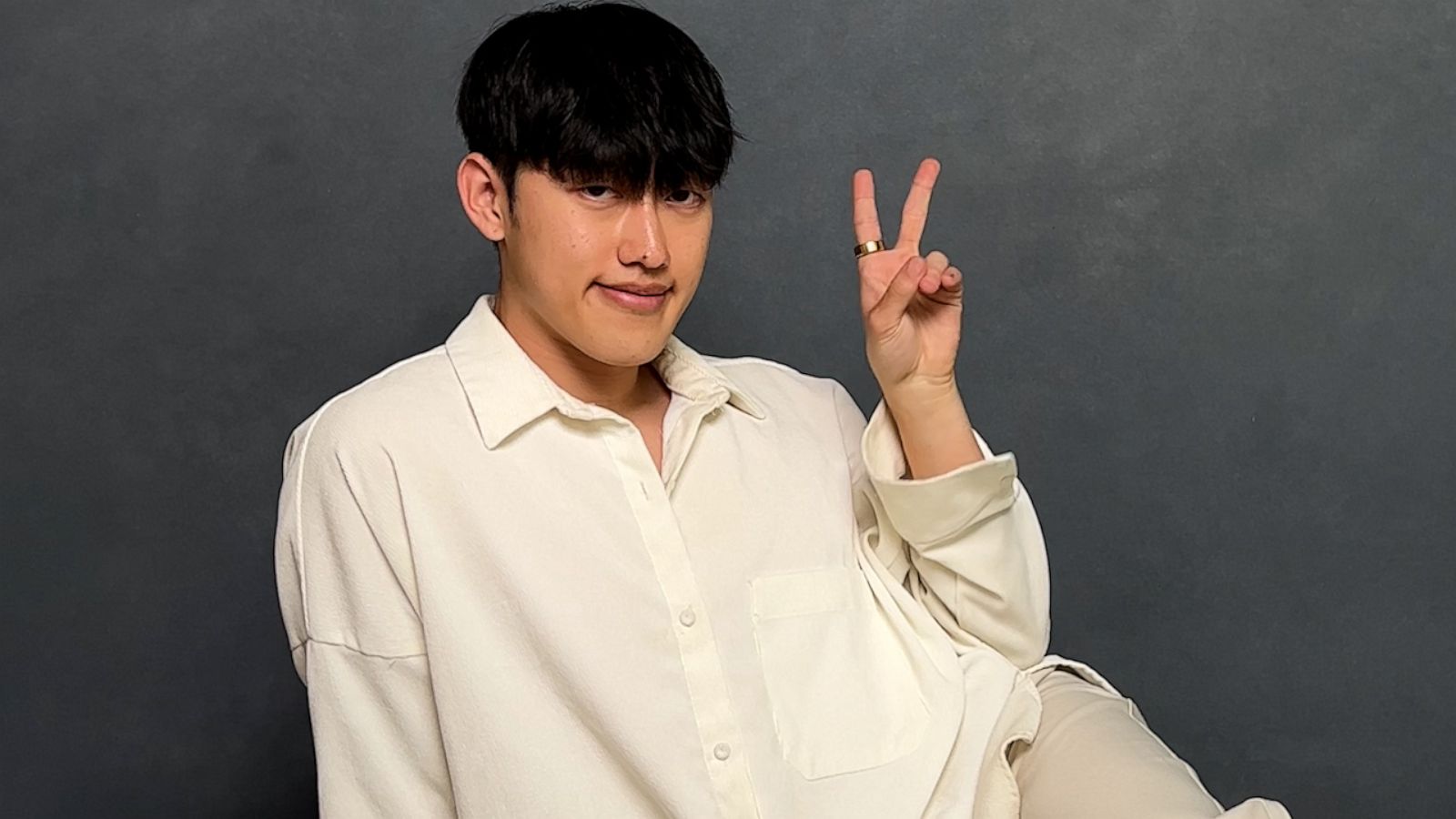 VIDEO: Viral TikTok photographer teaches us how to pose