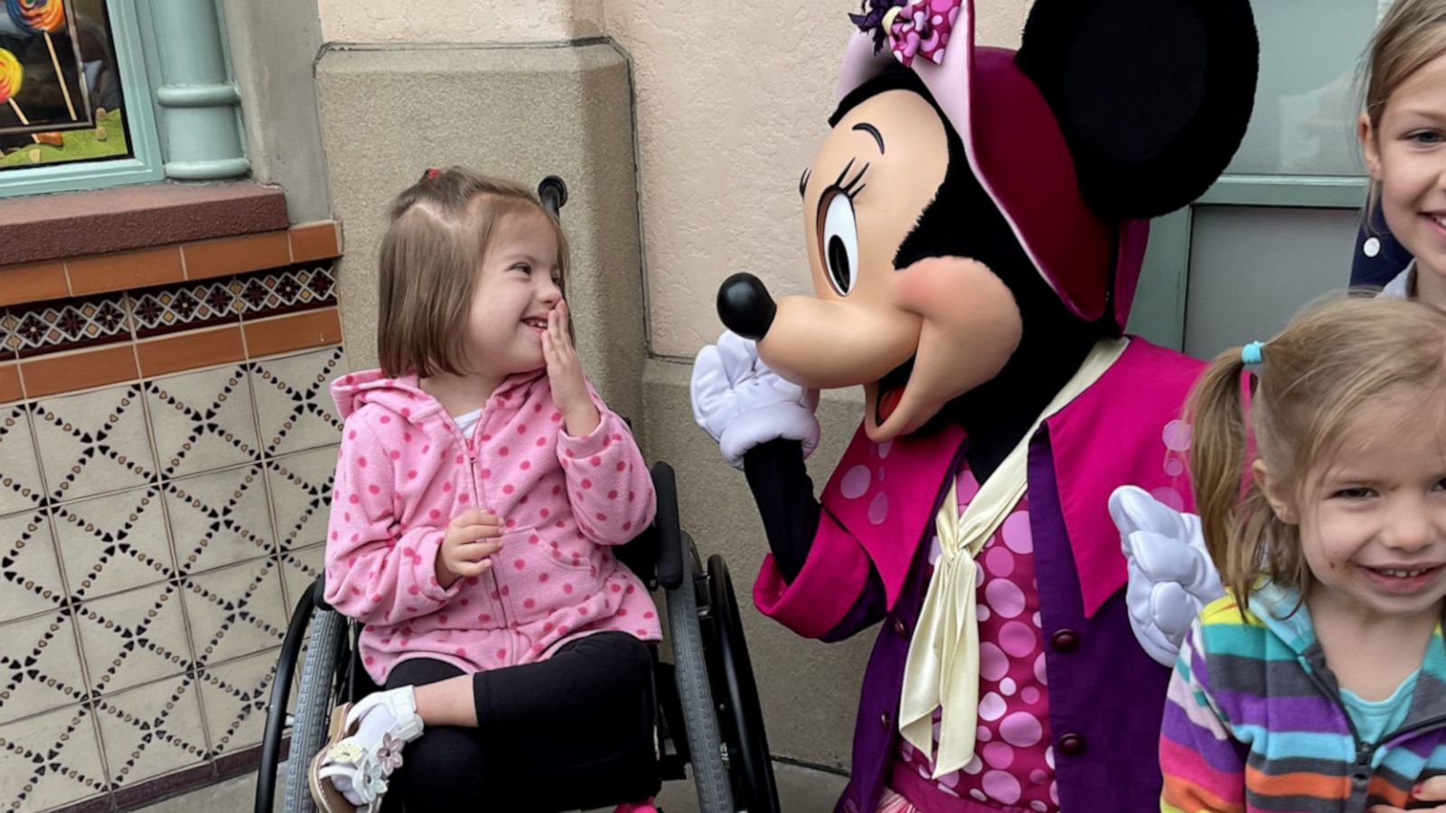 VIDEO: Minnie Mouse uses sign language to communicate with little girl