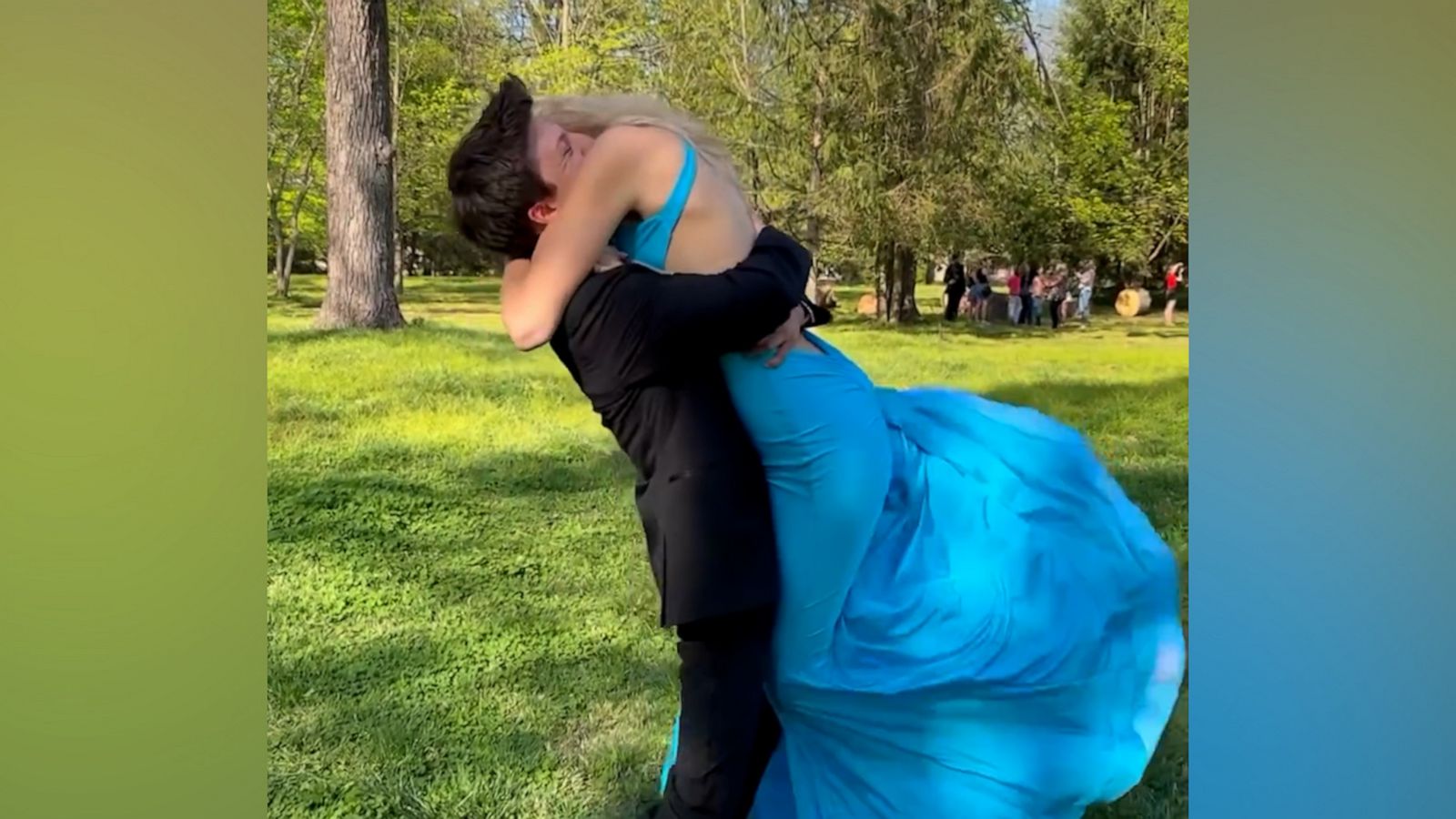 VIDEO: Boyfriend surprises long-distance girlfriend by taking her to prom