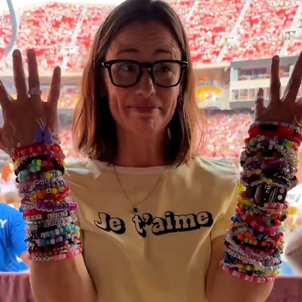 Jennifer Garner shows off her friendship bracelets at Taylor Swift concert  - Good Morning America