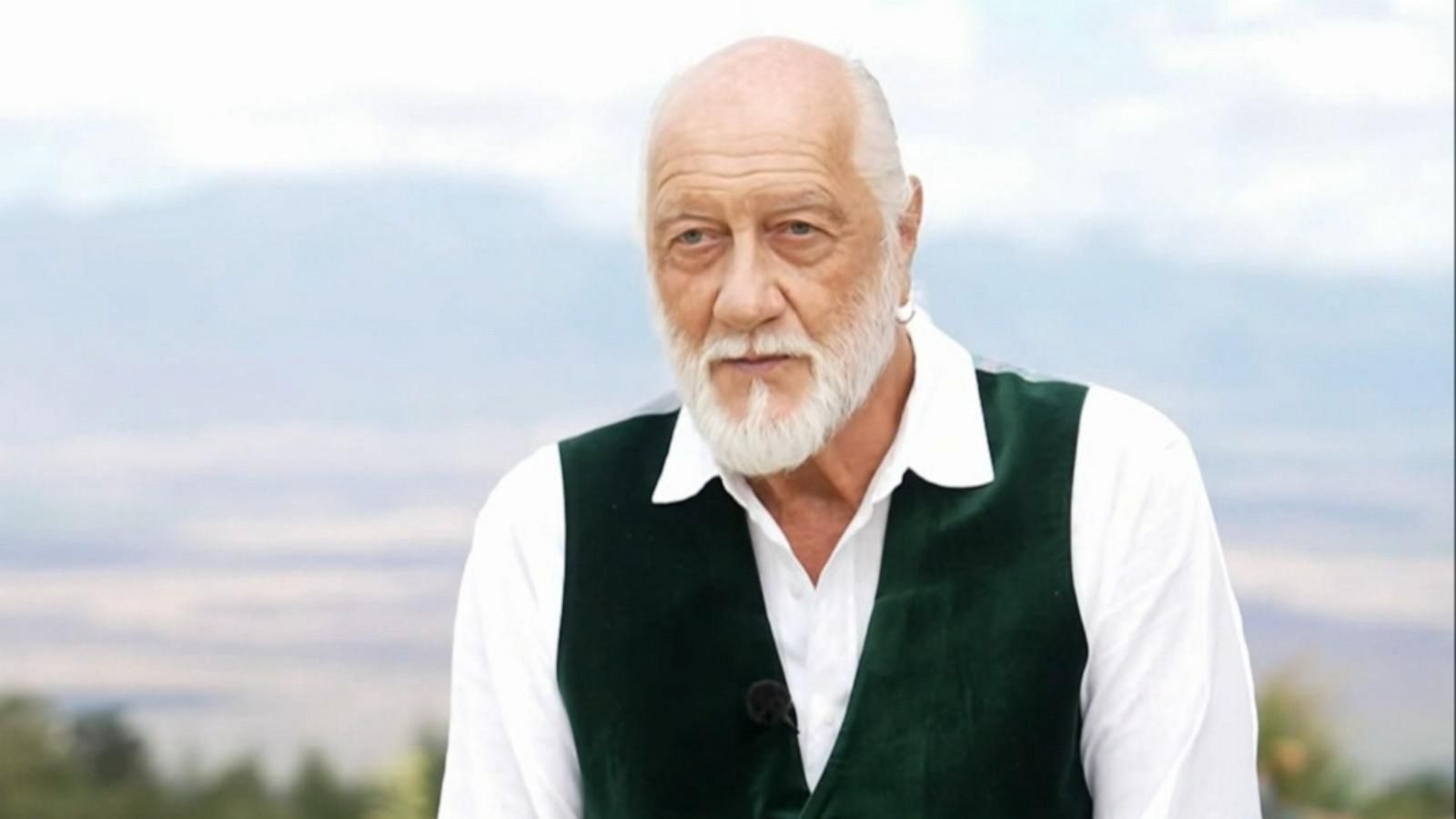 VIDEO: Maui resident Mick Fleetwood jumps in to help displaced locals after wildfires