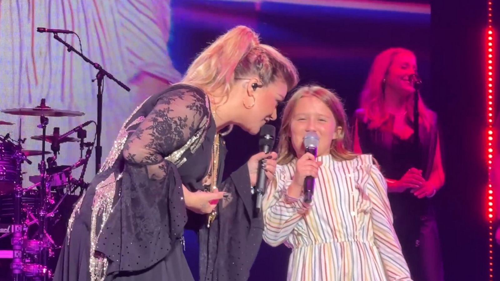 VIDEO: Watch Kelly Clarkson sing 'Heartbeat Song' with daughter at Las Vegas show