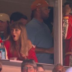 Video Travis Kelce merch soars after Taylor Swift appearance - ABC