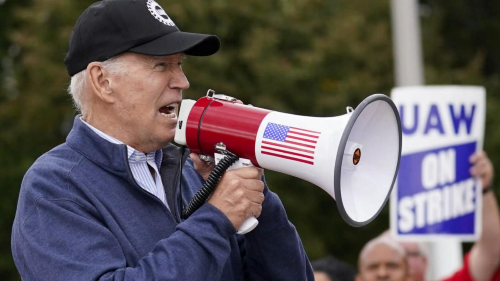 VIDEO: Biden joins striking autoworkers on picket line