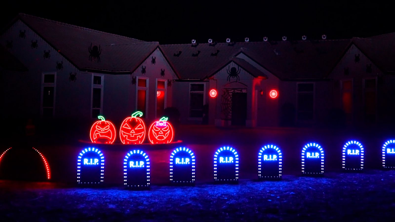 VIDEO: Halloween light display is set to electronic version of 'Grim Grinning Ghosts'