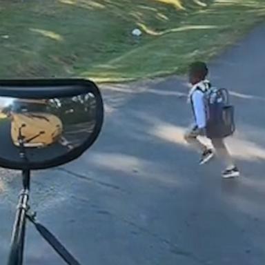 VIDEO: Bus full of kindergartners cheers every day when 'fastest kid alive' runs home