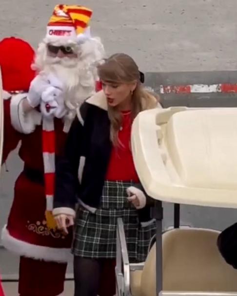 Taylor Swift rides in a golf cart with Santa at Chiefs game - Good Morning  America