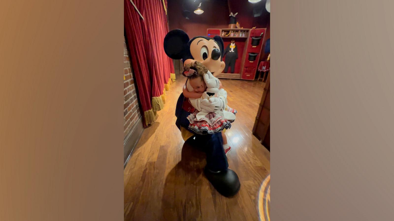 VIDEO: Toddler loves giving long hugs to Mickey and Minnie Mouse