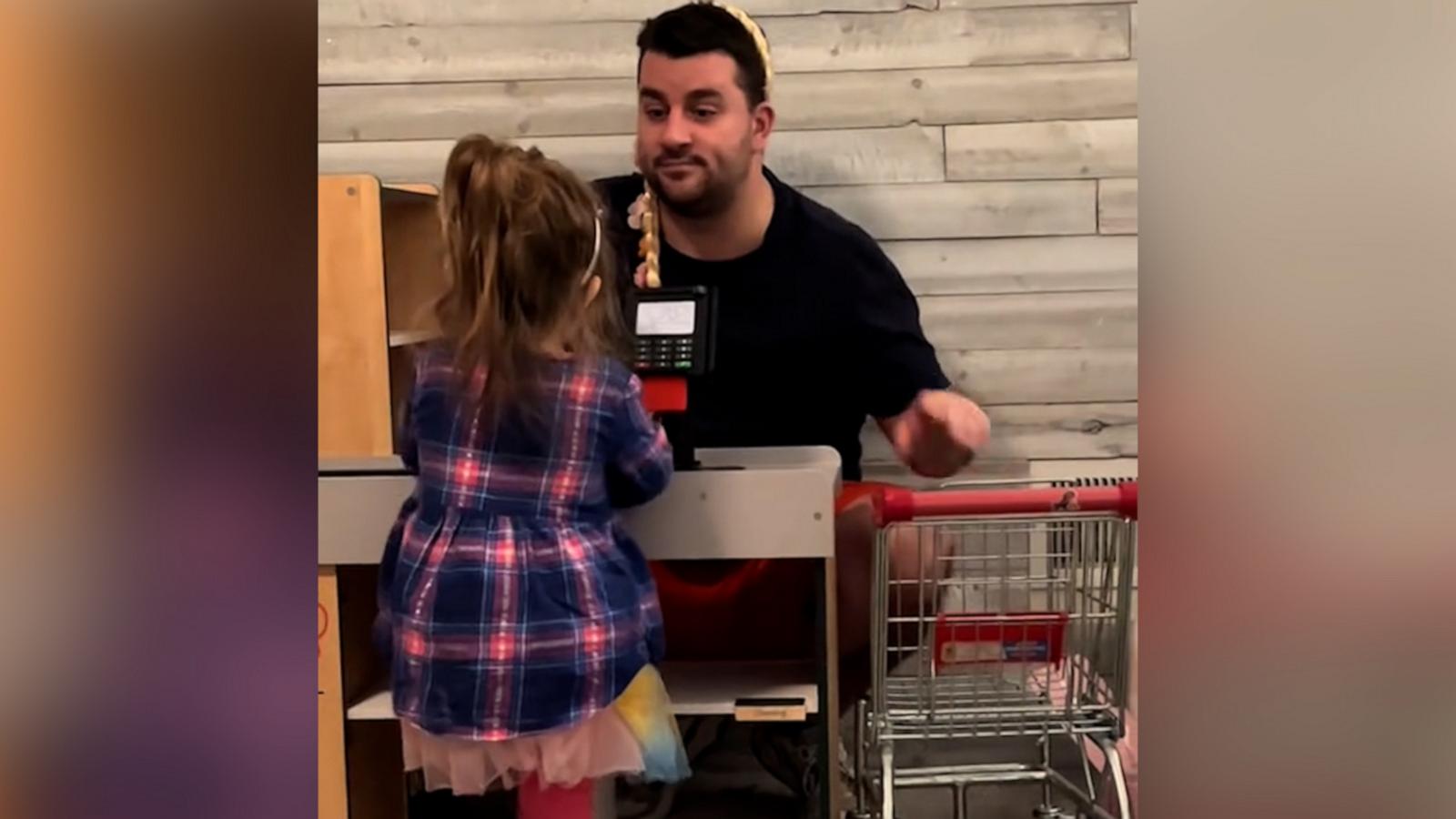 VIDEOP: Adorable dad takes on role of sassy cashier while playing with daughter