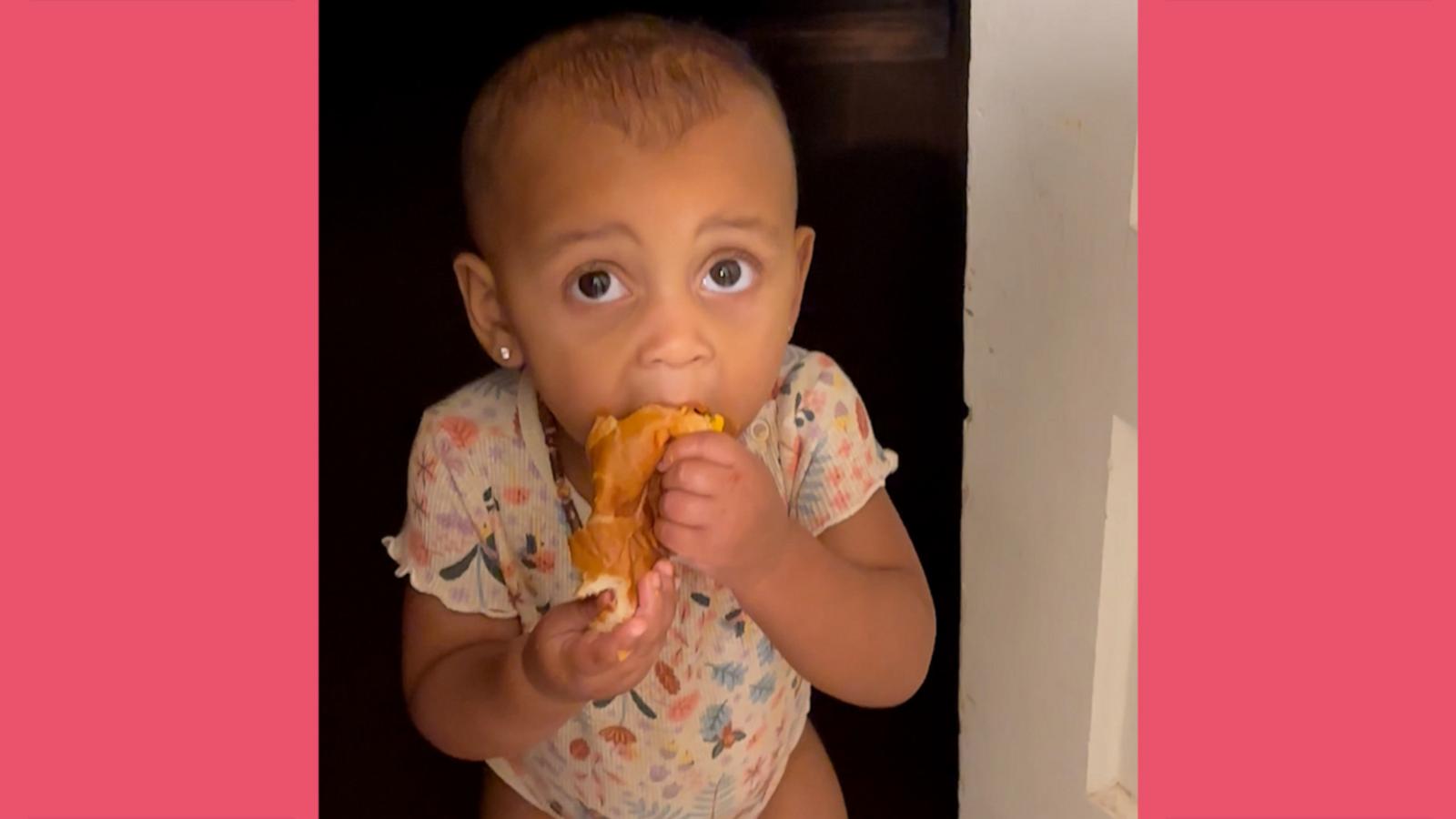 VIDEO: Little girl doesn’t realize younger sister stole her burger bun