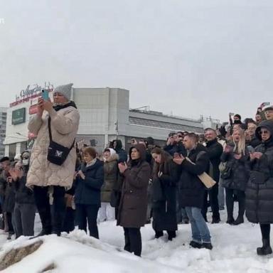 VIDEO: Thousands of Russians pay respect to Alexei Navalny