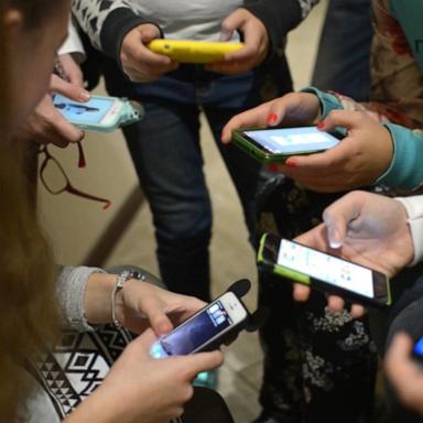 VIDEO: Los Angeles Unified School District to consider cellphone ban