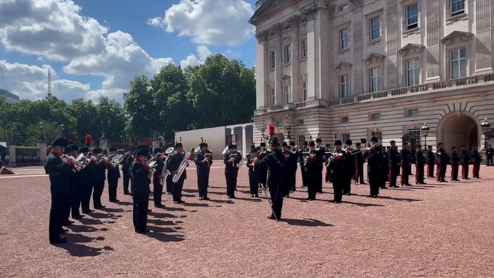 VIDEO: Buckingham Palace welcomes Taylor Swift with 'Shake it Off' at Changing of the Guard