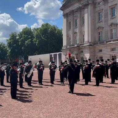 VIDEO: Buckingham Palace welcomes Taylor Swift with 'Shake it Off' at Changing of the Guard 