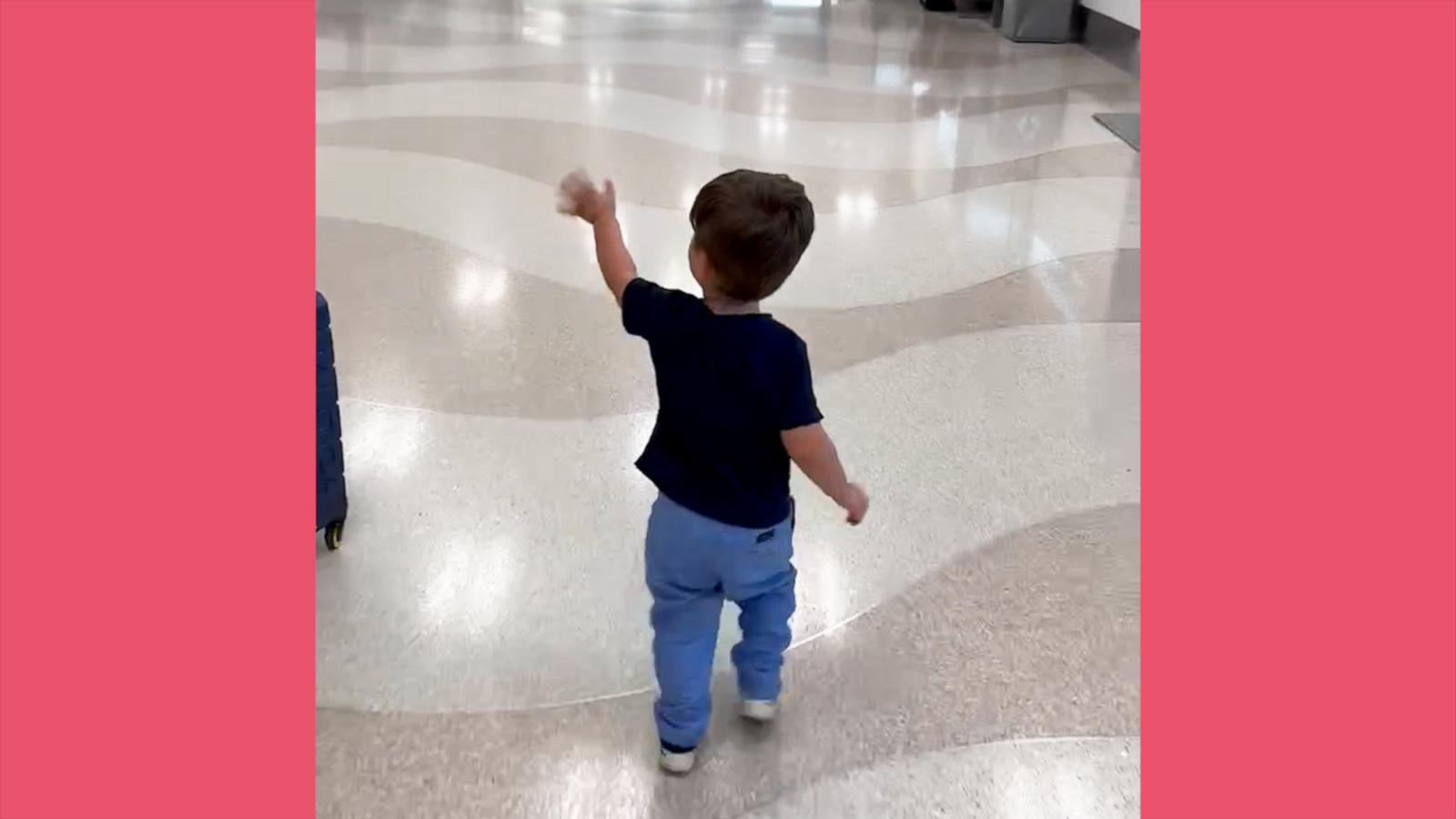 VIDEO: Toddler adorably says 'hi' to everyone at the airport