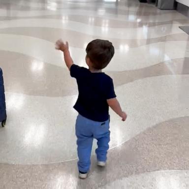 VIDEO: Toddler adorably says 'hi' to everyone at the airport