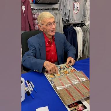 VIDEO: Former MLB player Bobby Shantz signs baseball card for young fan 