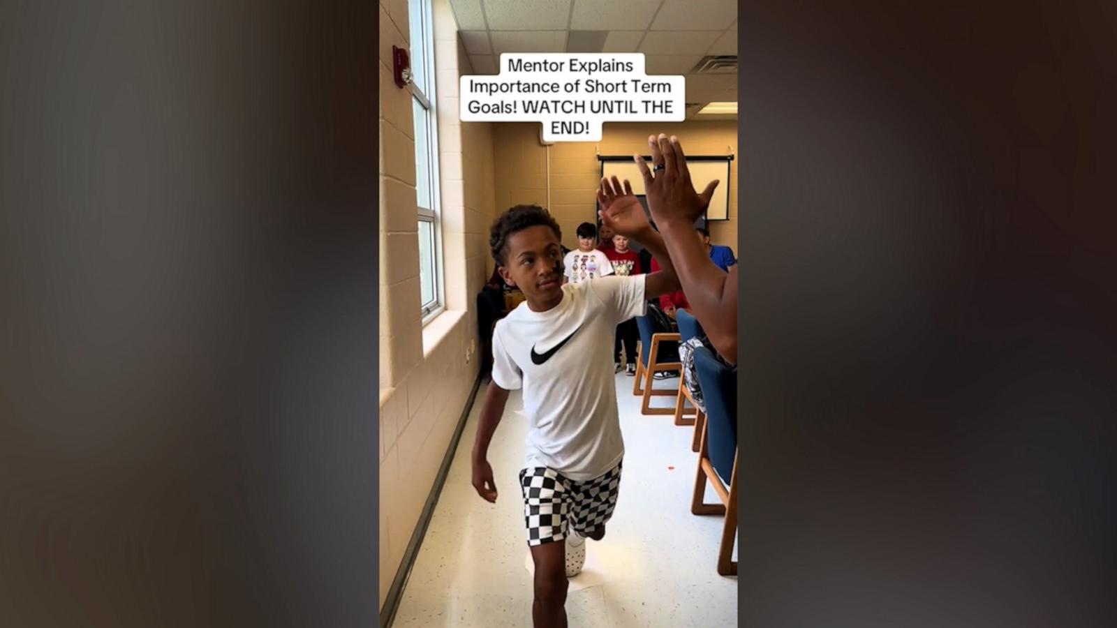 VIDEO: Mentor uses inspiring demonstration to teach kids about goals