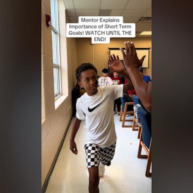 VIDEO: Mentor uses inspiring demonstration to teach kids about goals 