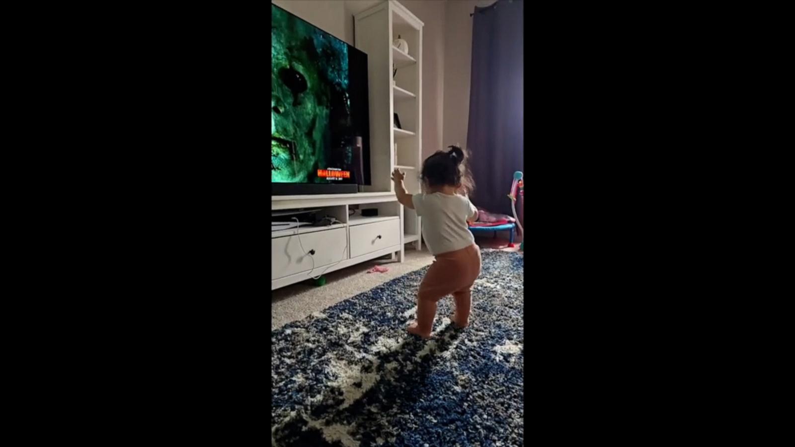 VIDEO: Watch this toddler rock out to the ‘Halloween’ theme song