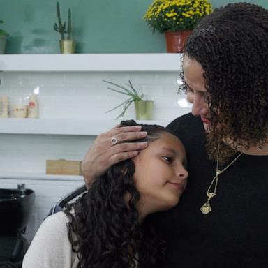 VIDEO: Mother and daughter talk beauty of natural hair while at salon 