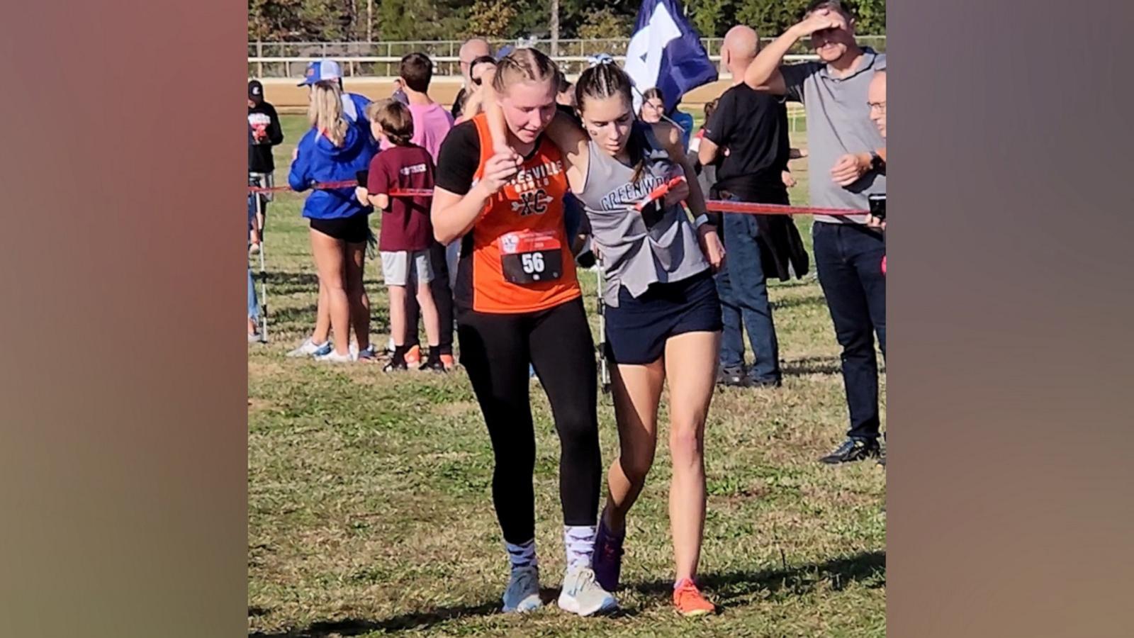 Student helps another runner finish race