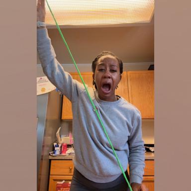 "This string is very special, as you will soon see, unravel it and you'll find that, it is the same size as me," the mom read the note.