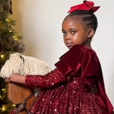 Watch adorable girl give main character energy during family's Christmas photoshoot