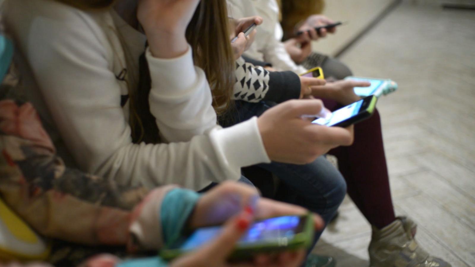 VIDEO: New York bans students using cellphones in school