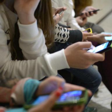 VIDEO: New York bans students using cellphones in school