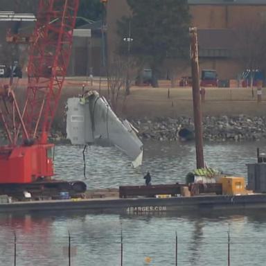 VIDEO: Wreckage from Washington plane crash lifted from Potomac River