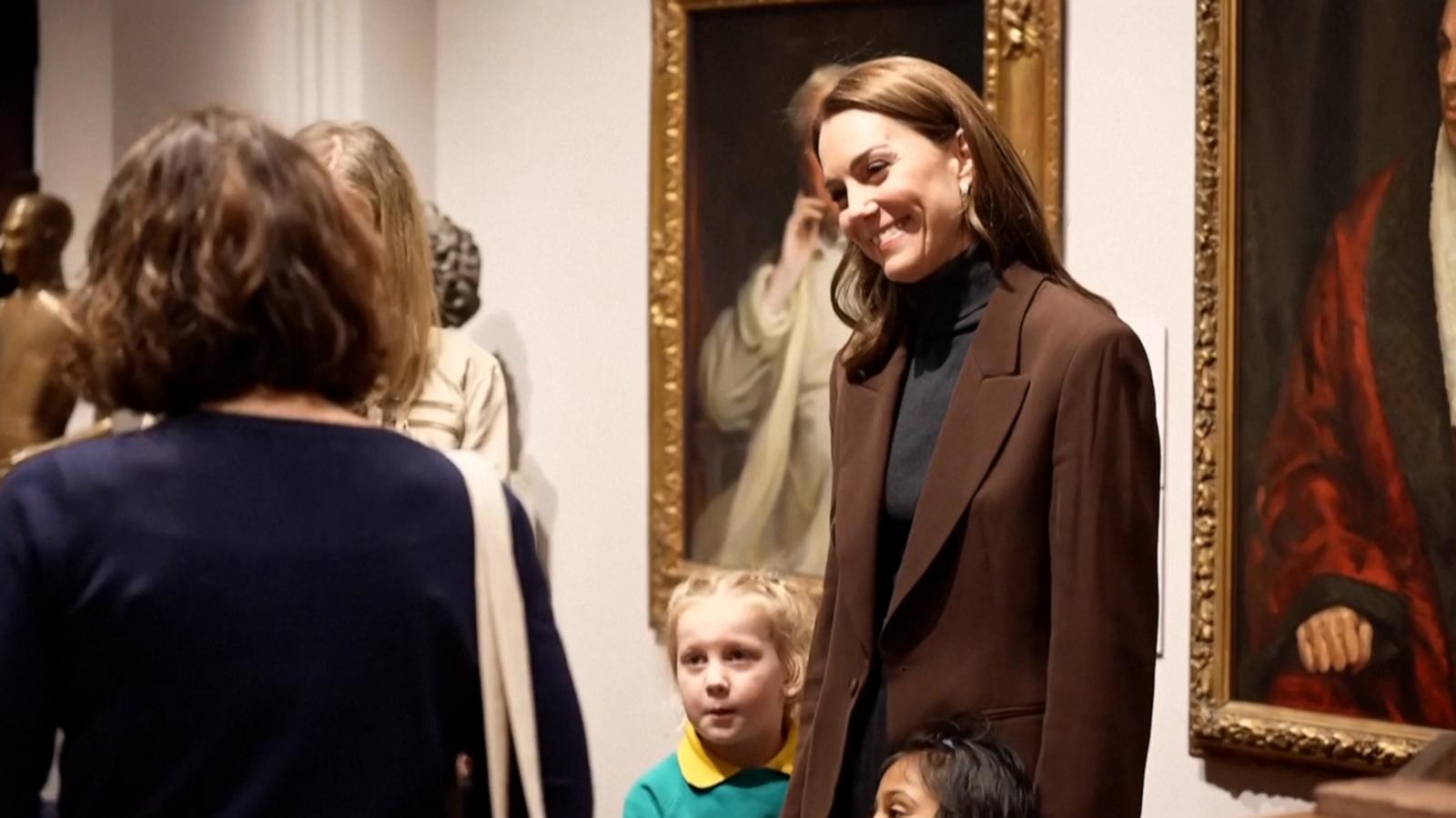 Princess Kate rode a school bus with students on their field trip to London's National Portrait Gallery.