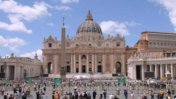 Catholic faithful gather in St. Peter’s Square during conclave