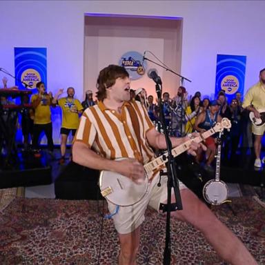 VIDEO: The 502s perform ‘Just a Little While’