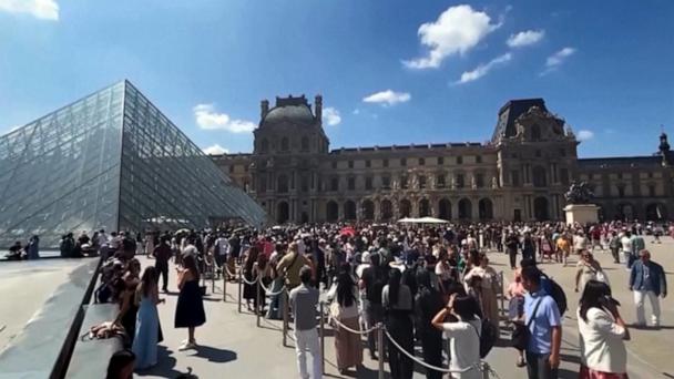 Louvre staff goes on strike to protest overcrowding