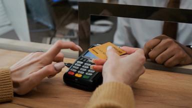 VIDEO: US credit card debt nears record high