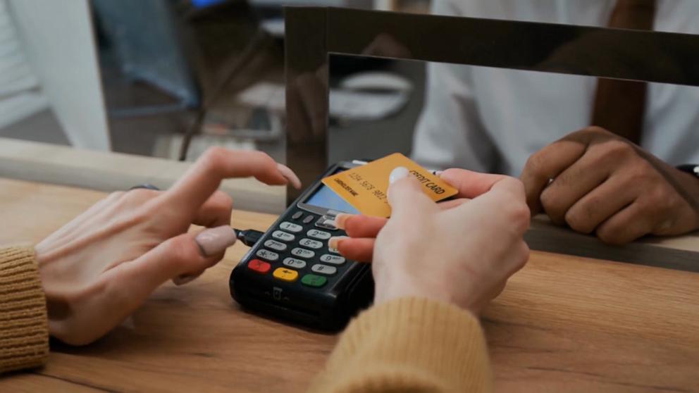 VIDEO: US credit card debt nears record high