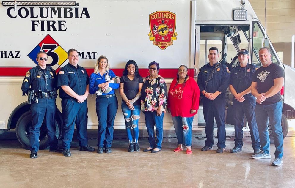 PHOTO: Kitana Garrett, her daughter Za'myla and family members pose with first responders at Columbia Fire & Rescue in Columbia, Tenn.