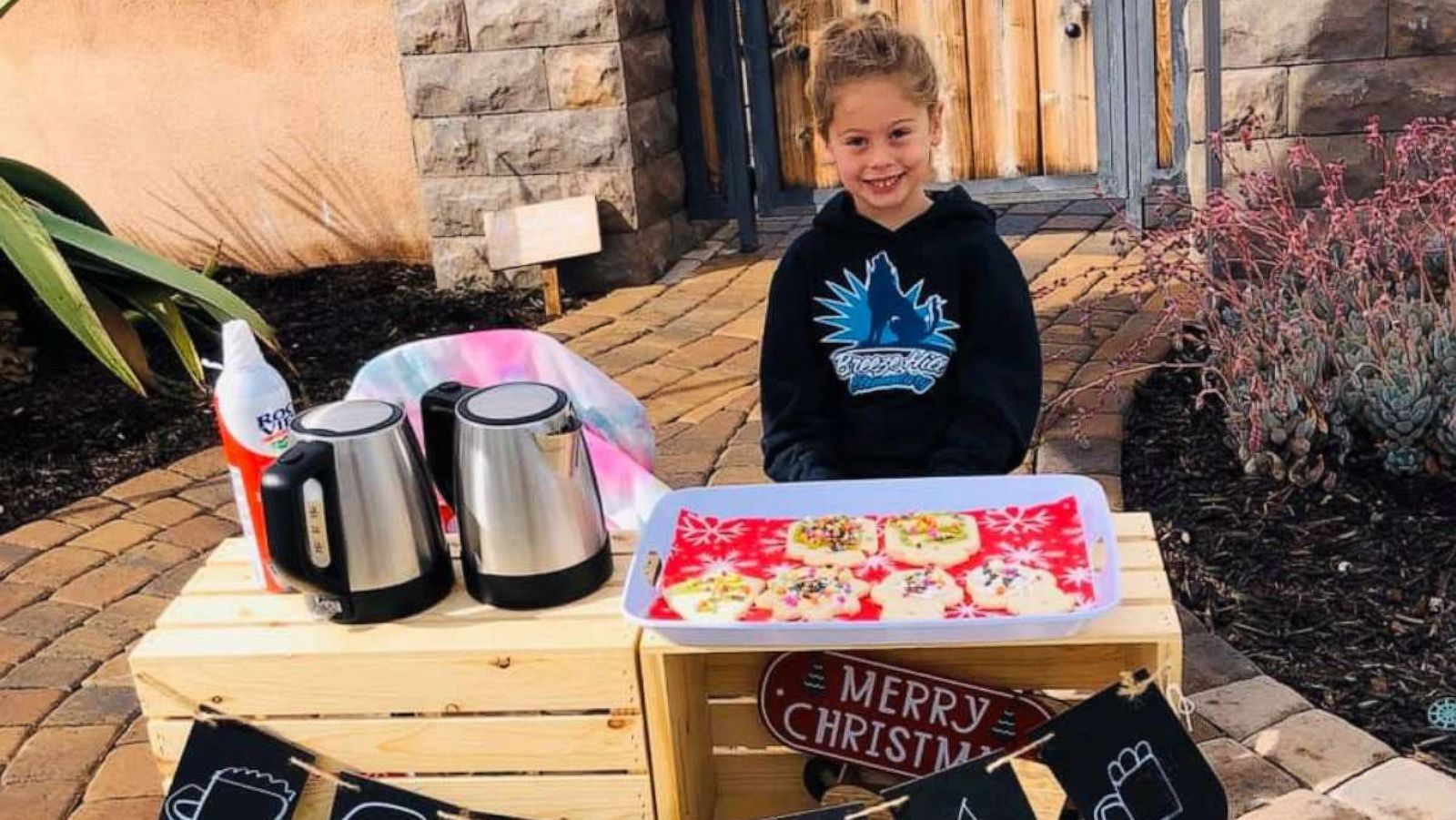 PHOTO: For $2, Katelynn Hardee offered neighbors some holiday treats like cocoa, cookies and hot cider. The 5-year-old attends Breeze Hill Elementary School in Vista, California, where the outstanding lunch balances total $616.85.